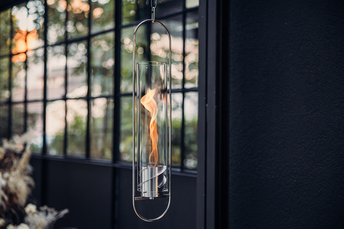 höfats SPIN 900 Hängefeuer silber – Stimmungsbild an Terrassenfenster