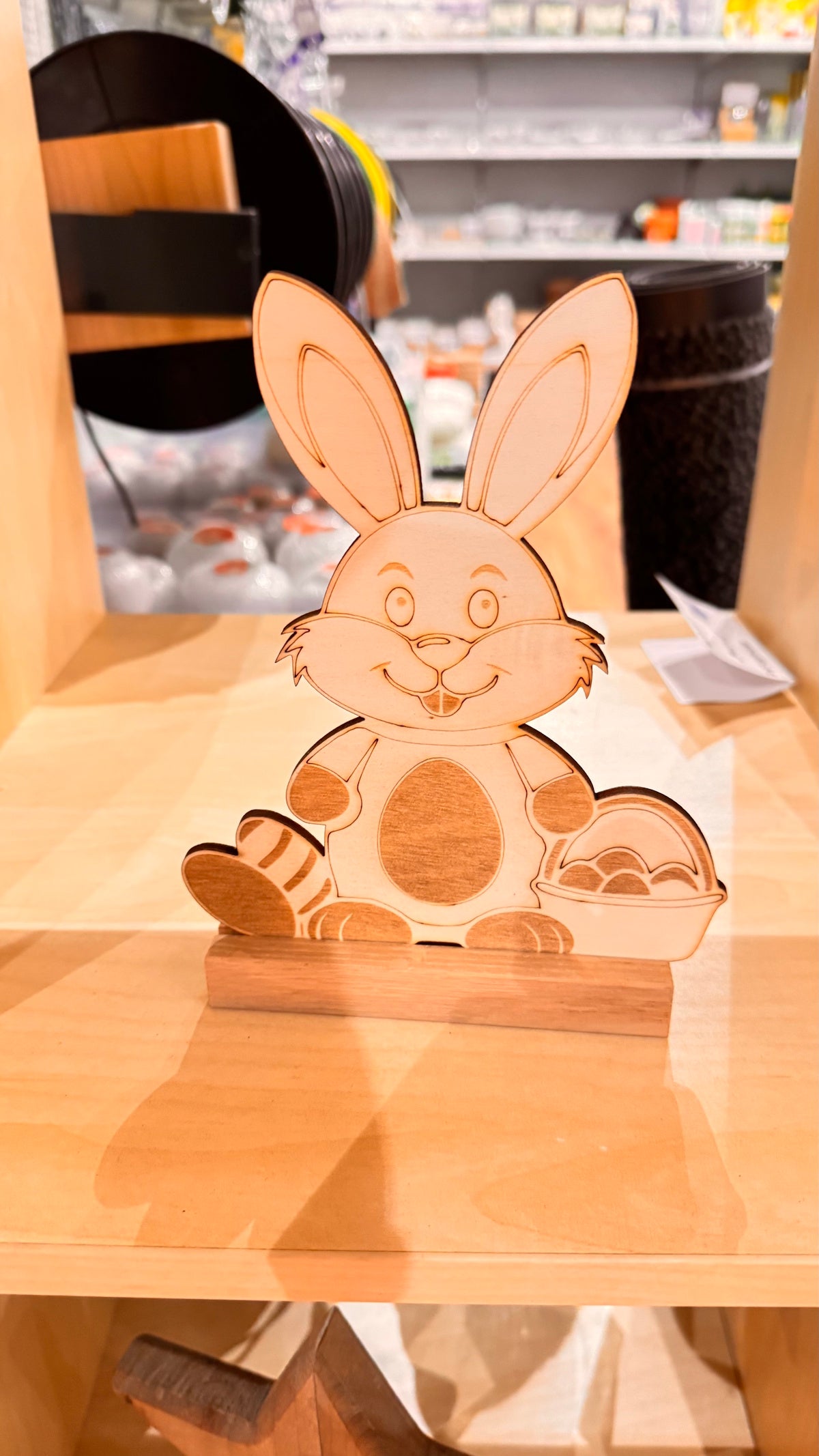 Osterhase auf Eichenleiste klein