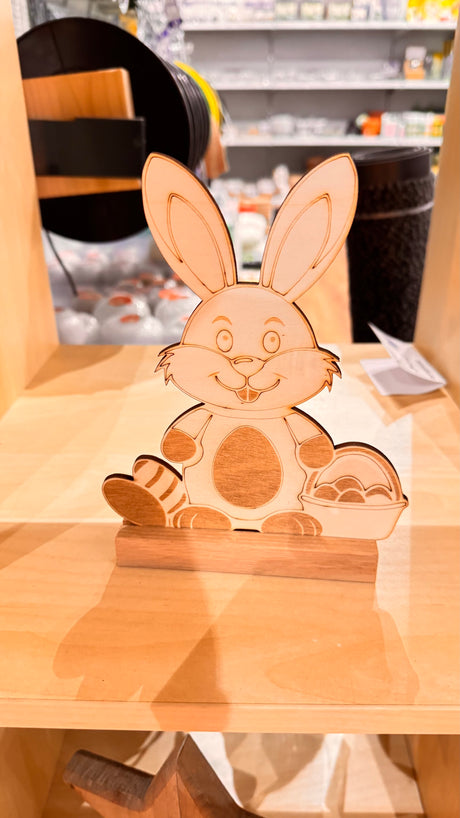 Osterhase auf Eichenleiste klein