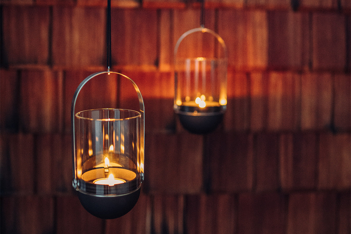 höfats GRAVITY CANDLE Windlicht schwarz – hängend als Stimmungsbild