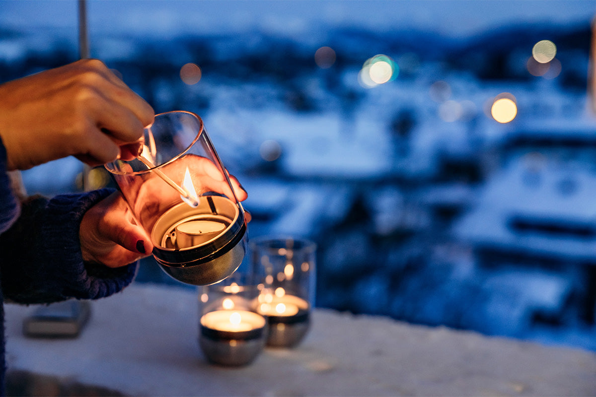 höfats GRAVITY CANDLE Windlicht silber – Stimmungsbild beim Anzünden