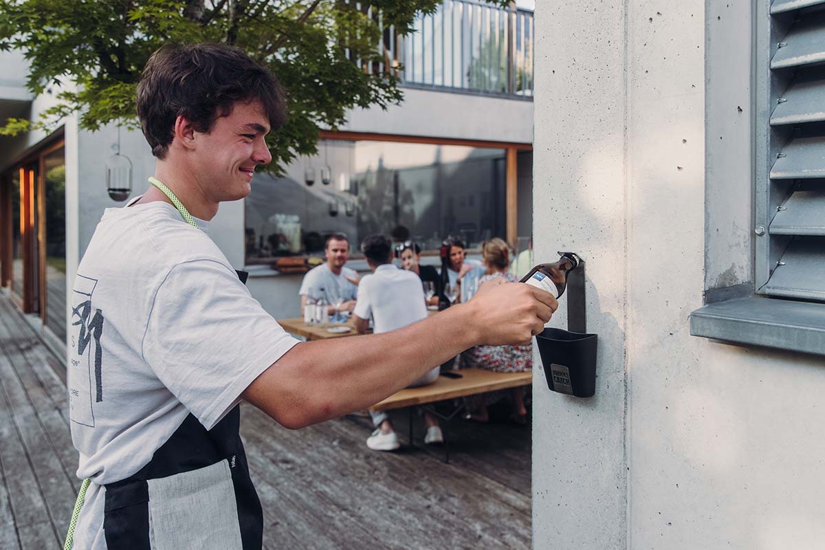 höfats JOHNNY CATCH Cup Flaschenöffner – im Einsatz auf der Terrasse
