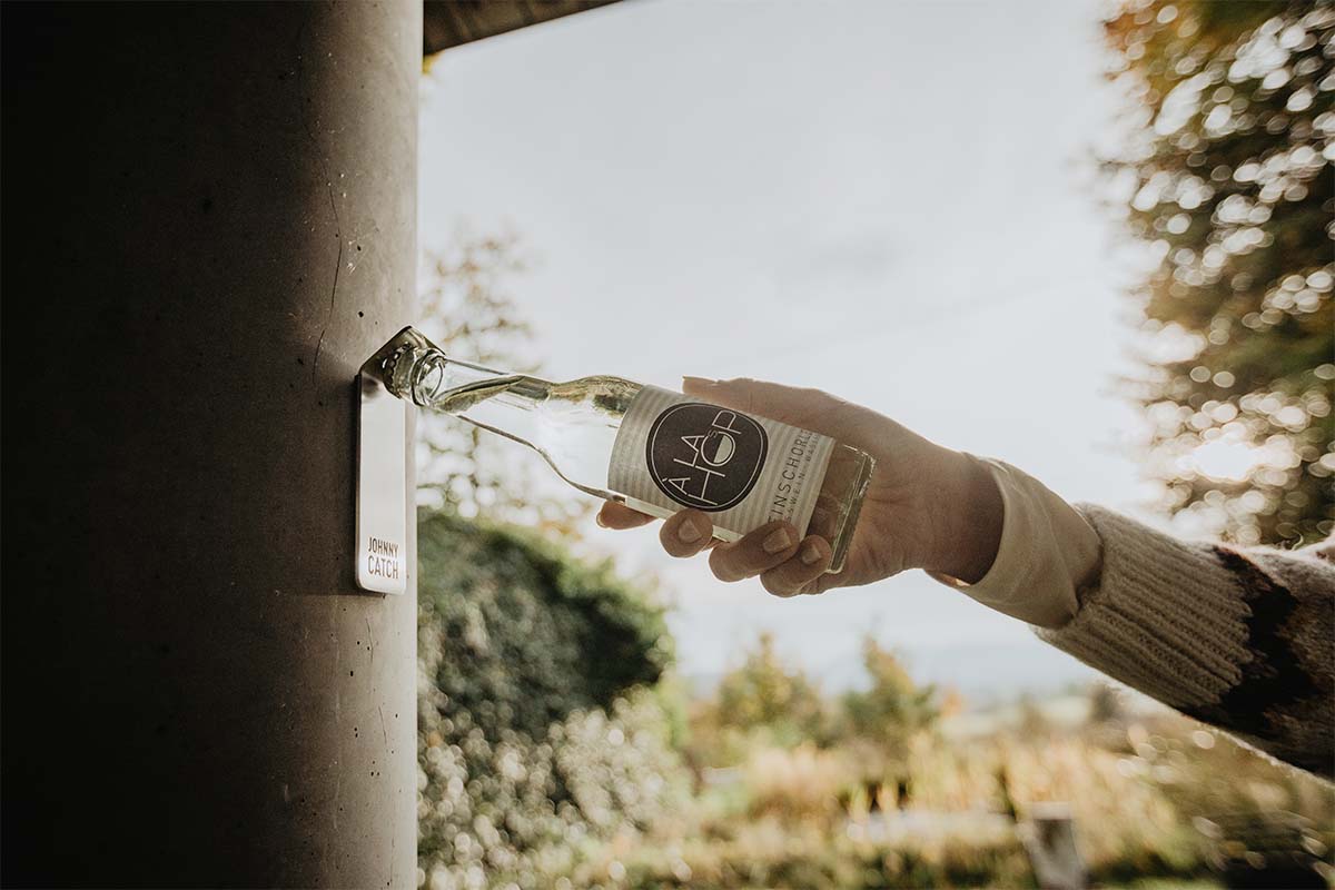 höfats JOHNNY CATCH Magnet Flaschenöffner – im Einsatz beim Öffnen einer Flasche
